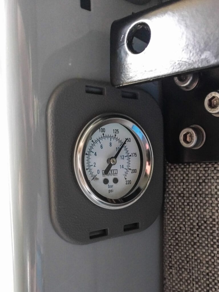 Air tank pressure gauge in D-pillar plastic cover