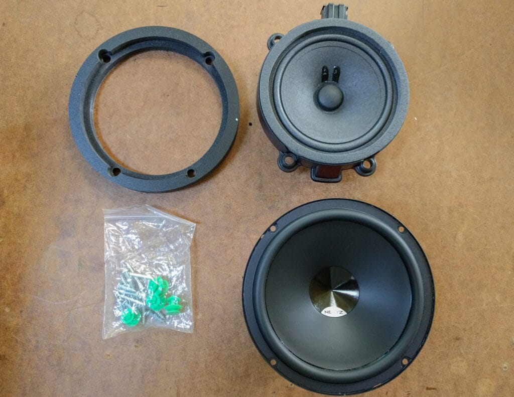 The original Mercedes speaker (top right), the replacement (bottom right), the trim ring (top left) and the spare green clips Hein sends with the ring!
