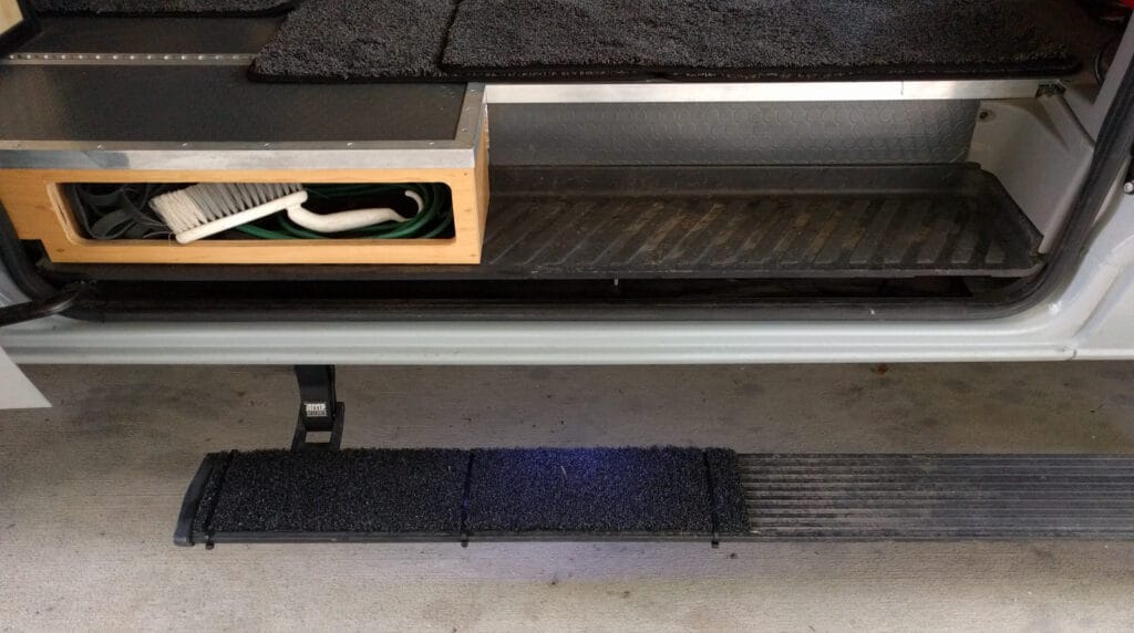 Shoe wiping mat attached to electric step