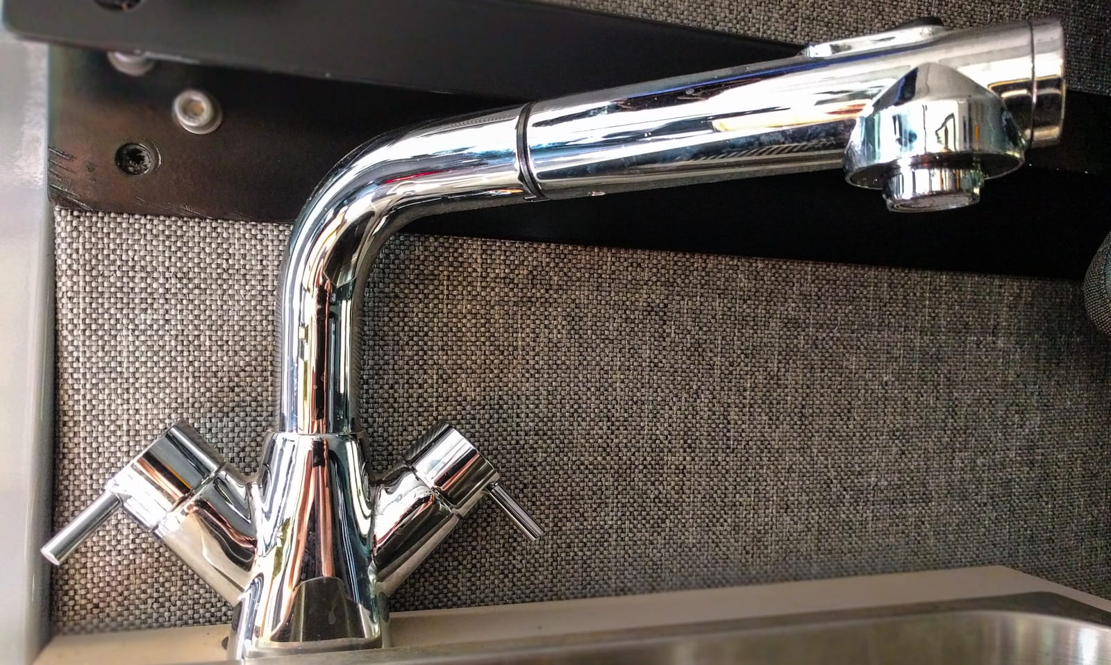 Hot and cold faucet