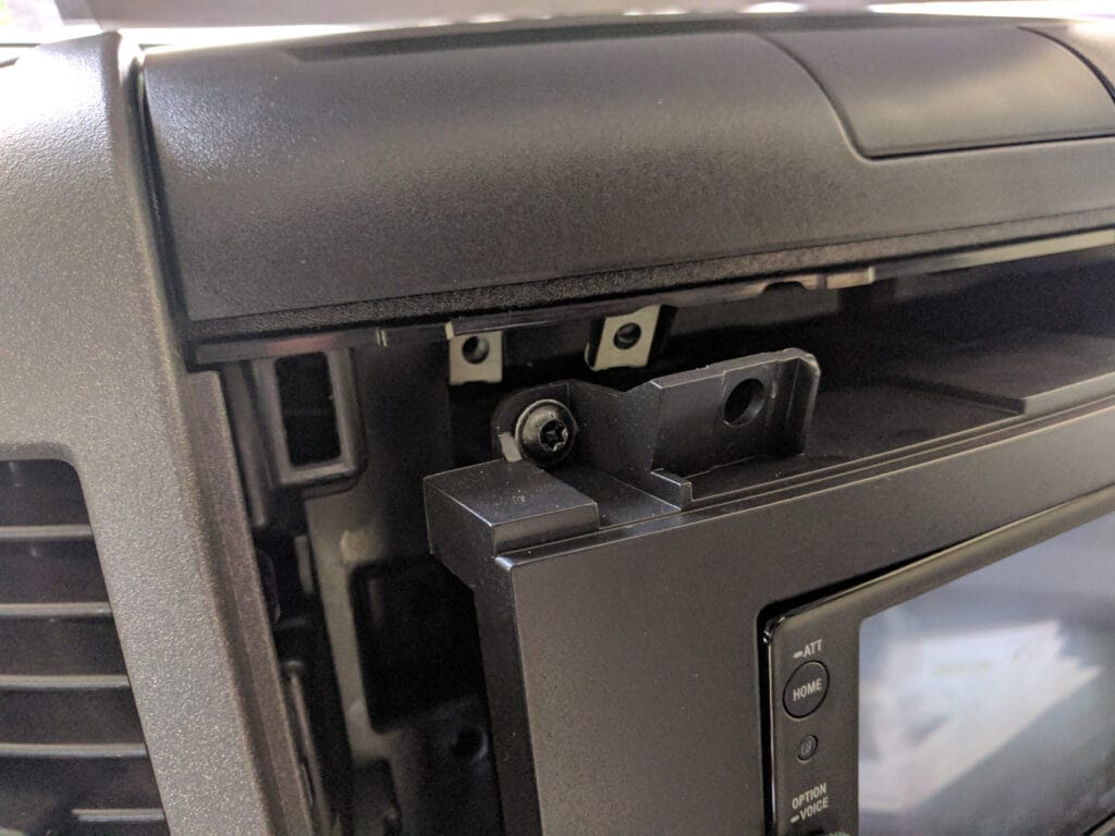 The speedclip needs to go on the mounting hole for the top tray, not on the mounting hole for the replacement stereo surround.